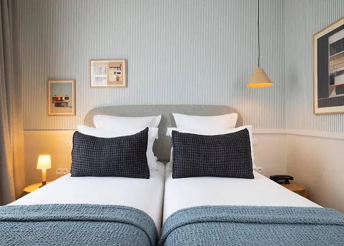 Le Petit Oberkampf & מלון 4*